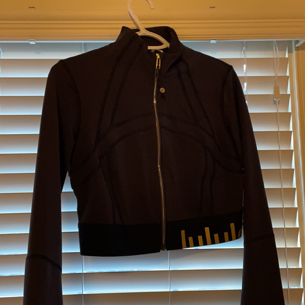 LULULEMON LIMITED EDITION CROPPED DEFINE JACKET SIZE 8